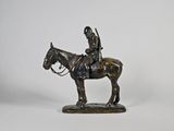 statue en bronze représentant un homme à cheval sur fond blanc
