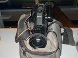 un appareil photo posé sur un sac, lui-même posé sur une table