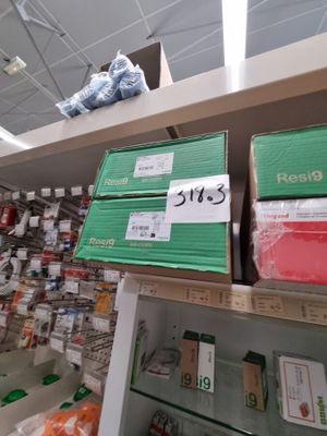 de nombreuses boîtes de nourriture sur les étagères du magasin