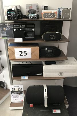 beaucoup d'électronique sur les étagères du magasin