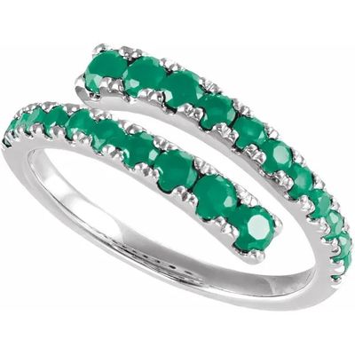 une bague verte sertie de deux rangées d'émeraudes