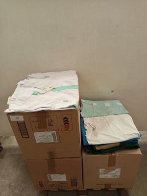 des cartons empilés les uns sur les autres dans une pièce, près d'un mur