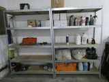 une étagère métallique sur laquelle sont posés de nombreux objets, dans un garage