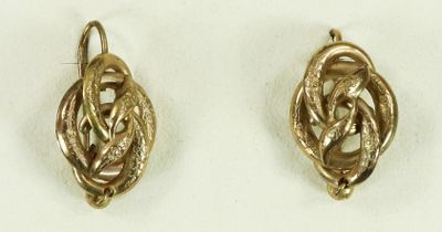 une paire de boucles d'oreilles en or ornées d'un motif en forme de nœud