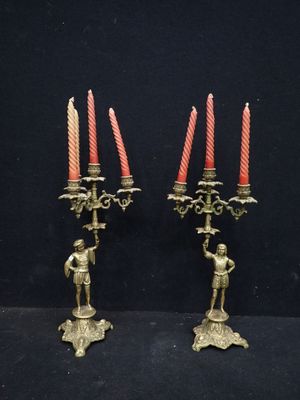 paire de chandeliers anciens en laiton, ornés de figurines et de bougies