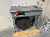 une machine posée sur le sol d'une pièce