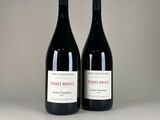 deux bouteilles de vin rouge posées sur une table