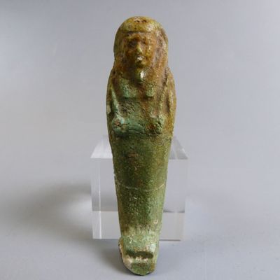 statue d'une femme tenant un bébé dans ses bras, posée sur un socle transparent