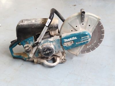 a picture of a circular saw on the floor