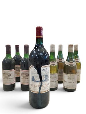 plusieurs bouteilles de vin sont alignées sur une surface blanche