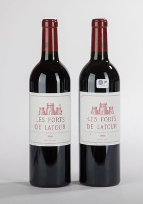 deux bouteilles de vin rouge posées l'une à côté de l'autre sur une table
