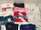 beaucoup de t-shirts rangés dans une boîte