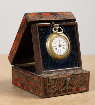 une petite boîte en bois avec une horloge à l'intérieur