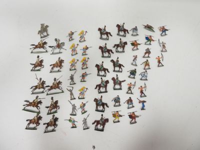 un grand nombre de figurines sur une table