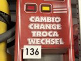 une pancarte sur laquelle on peut lire « canbo change troca wechsel » sur le côté de la machine