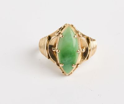 Gros plan sur une bague contenant une pierre verte