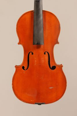 un vieux violon avec un archet accroché à son dos