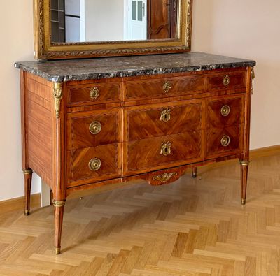 une commode surmontée d'un miroir dans une pièce