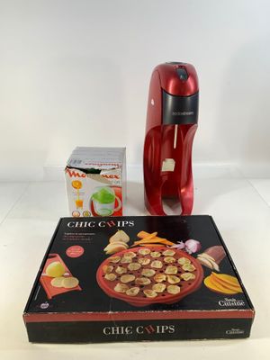 un paquet de chips et un paquet de chips posés sur une table