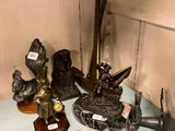 une petite table sur laquelle sont disposés de nombreux objets anciens