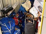 une pile de sacs et un chariot dans un débarras