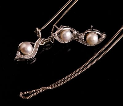 un gros plan d'un collier composé de perles et d'une chaîne