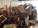 une pièce remplie d'une multitude de vieux meubles et d'autres objets