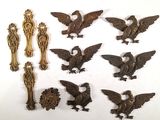 de nombreux objets anciens en métal posés sur la table