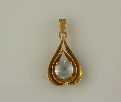 PENDENTIF en or jaune 18K (750 millièmes) à motif de feuille…