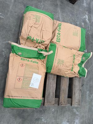 trois sacs de ciment posés sur une palette