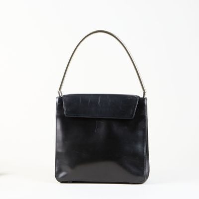 un sac à main en cuir noir sur fond blanc
