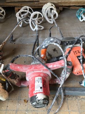 un tas d'objets divers éparpillés par terre