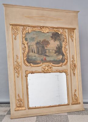 une photo d'un miroir posé par terre devant un mur