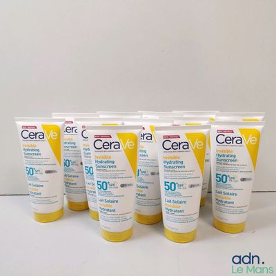six tubes de crème solaire Ceravee posés sur une table