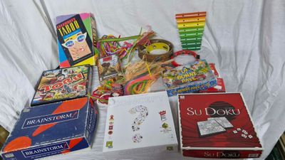 de nombreux livres et jeux posés sur une table blanche