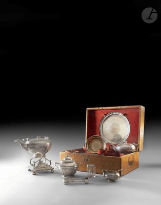 un assortiment d'argenterie comprenant des tasses et des soucoupes, présenté dans un coffret en bois