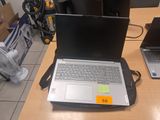 deux ordinateurs portables posés sur une table
