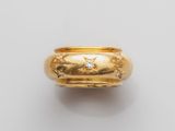 une bague en or avec des diamants sur fond blanc