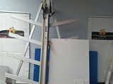 une photo d'une pièce avec une échelle et un tableau blanc
