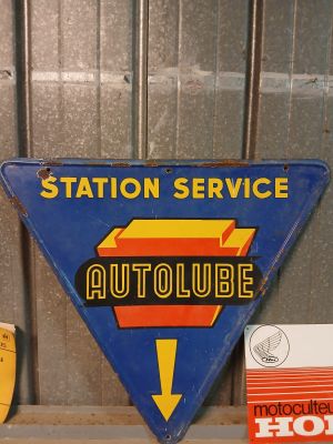 a blue sign that says station service and a yellow sign that says autolube