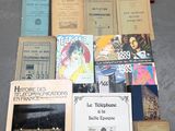 plusieurs livres sont empilés sur une table