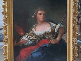 Portrait d'une femme portant une épée et une robe à imprimé léopard