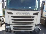 un camion blanc garé dans un parking