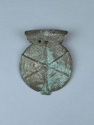 une image d'un objet métallique sur une surface blanche