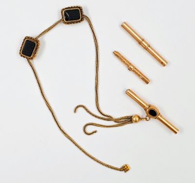 un collier en or orné d'une pierre noire et d'une chaîne en or