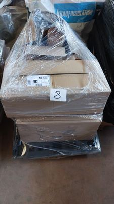 beaucoup de cartons et de colis par terre