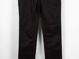 un pantalon noir suspendu à un cintre
