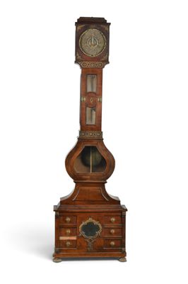 une horloge de parquet posée sur une table