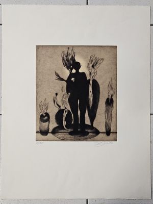 une photo en noir et blanc d'un homme debout devant des vases