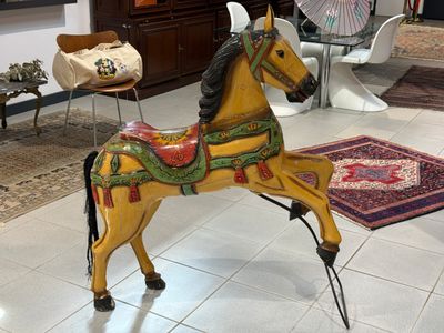 un cheval de bois exposé dans une pièce